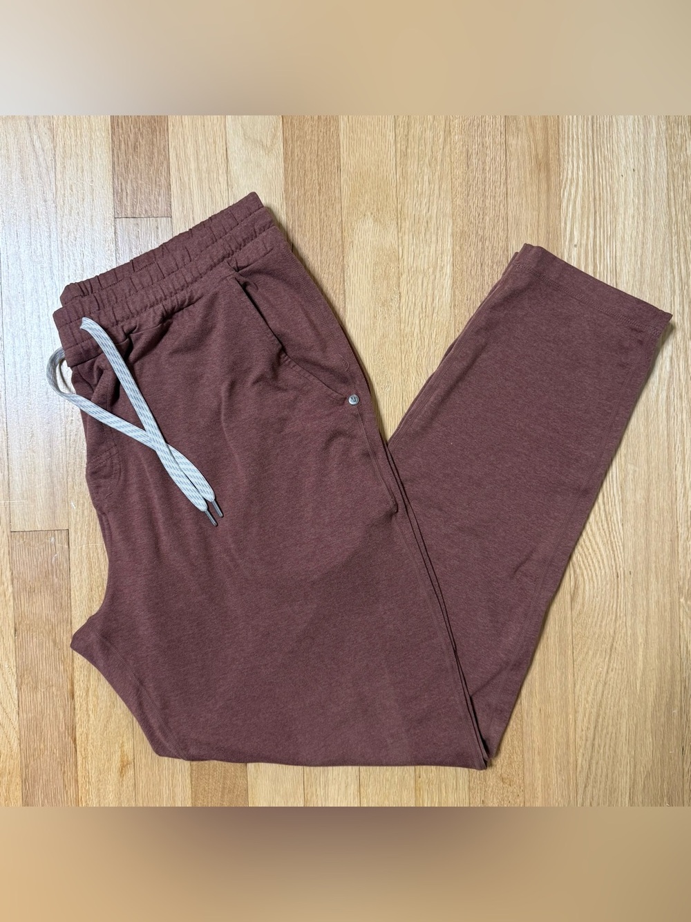 Vuori Men’s Ponto Performance Pants 30” Brown brick V418 Tapered Leg Drawstring